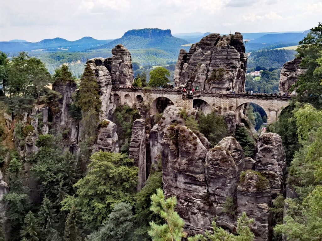 Brücken Deutschland, die echte Sehenswürdigkeiten sind: Basteibrücke in der Sächsischen Schweiz