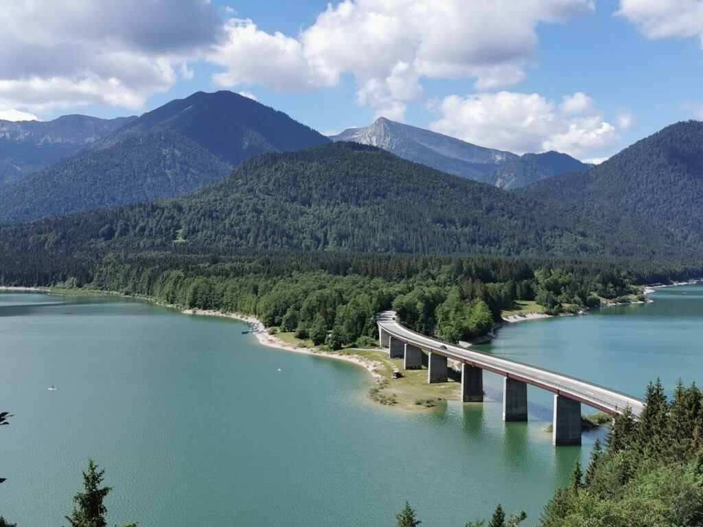 Brücken Deutschland, die du mit dem Auto erleben kannst: Die Faller Klamm Brücke am Sylvensteinsee