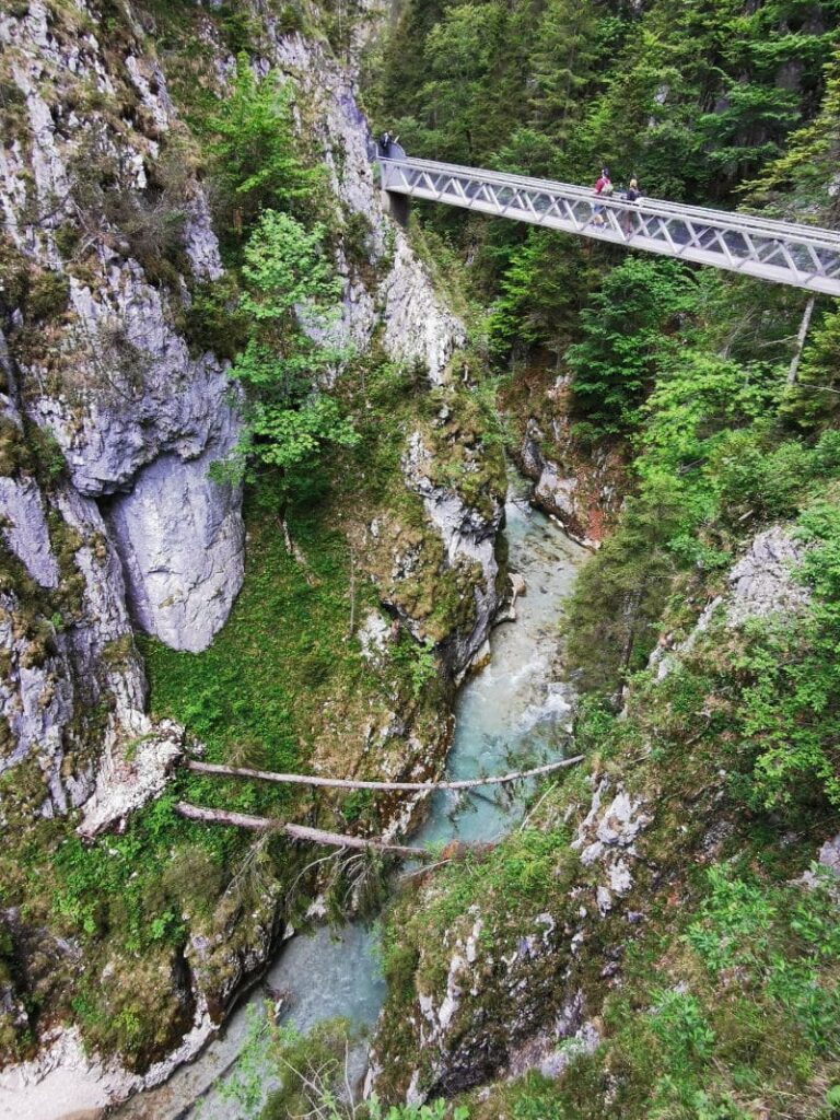 Brücken Deutschland, die du bei einer Wanderung erlebst: Panoramabrücke in der Leutaschklamm