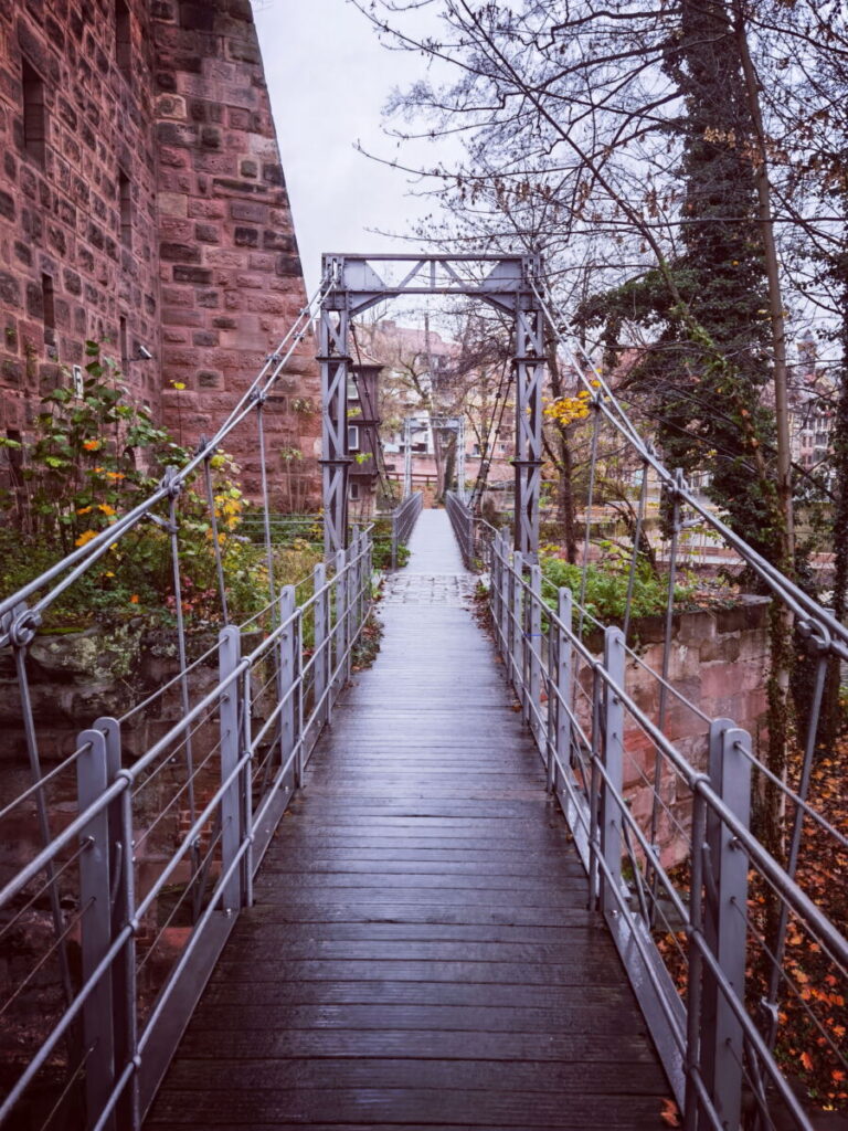 Sehenswerte Brücken Deutschland, die mitten in der Altstadt liegen: Der Kettensteg in Nürnberg