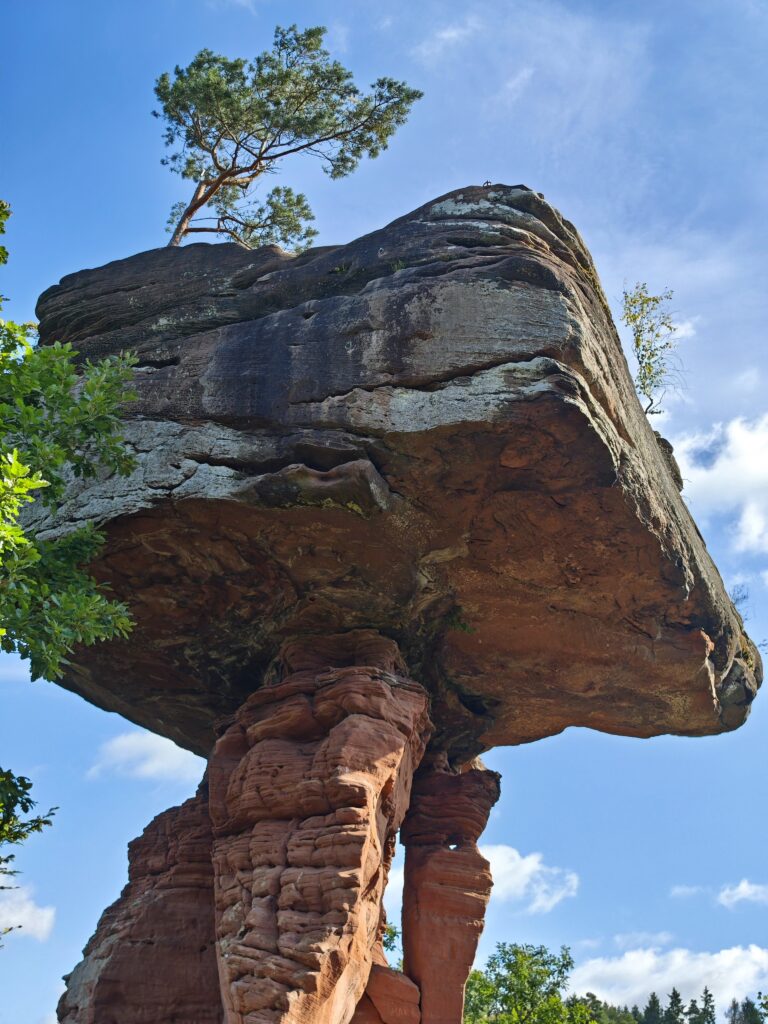 Der Teufelstisch in der Pfalz ist eine der lohnenden Deutschland Sehenswürdigkeiten